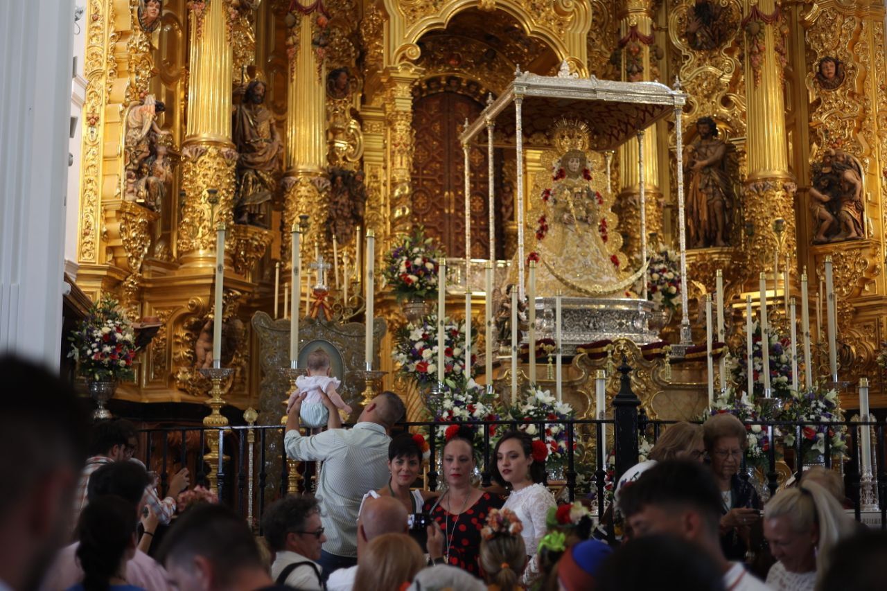La Virgen del Rocío en su paso dentro de la ermita durante la romería.