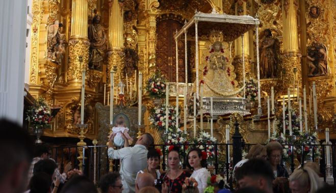 La Virgen del Rocío en su paso dentro de la ermita durante la romería.