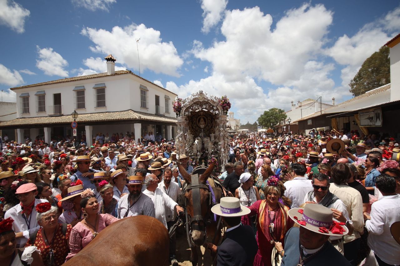 La Hermandad de Jerez camino de presentarse ante la Virgen del Rocío.