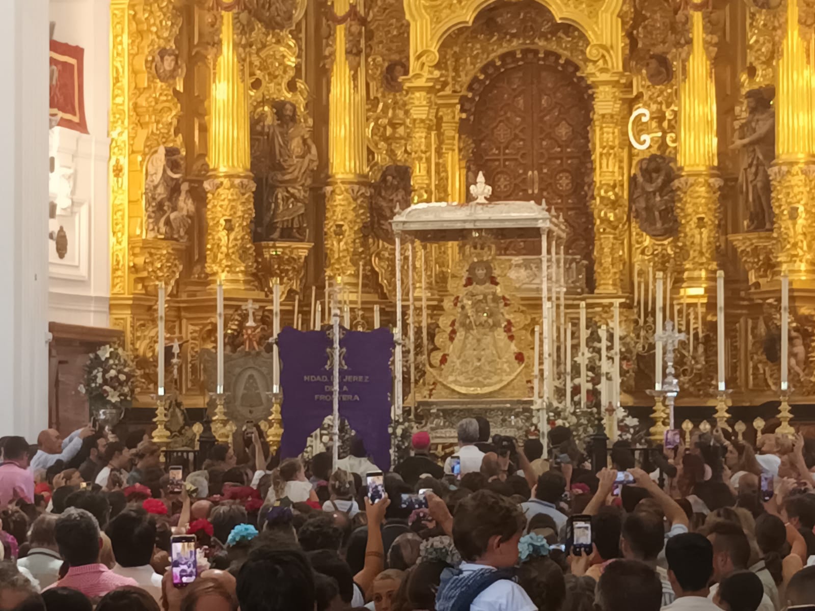 Suspensión de la procesión: las hermandades a visitan la ermita. El simpecado de Jerez, hace unas horas, ante la Virgen del Rocío en una excepcional presentación.