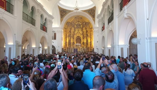 Imagen tomada desde el acceso anterior de la ermita, llena de jerezanos, con el simpecado ante la Virgen.