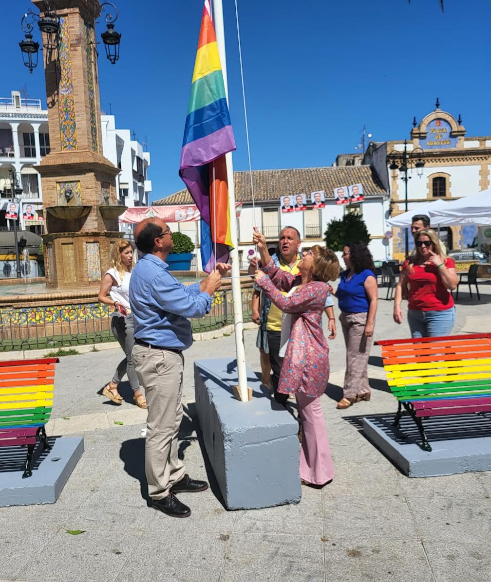 Izado de la bandera LGTBI en Villamartín.