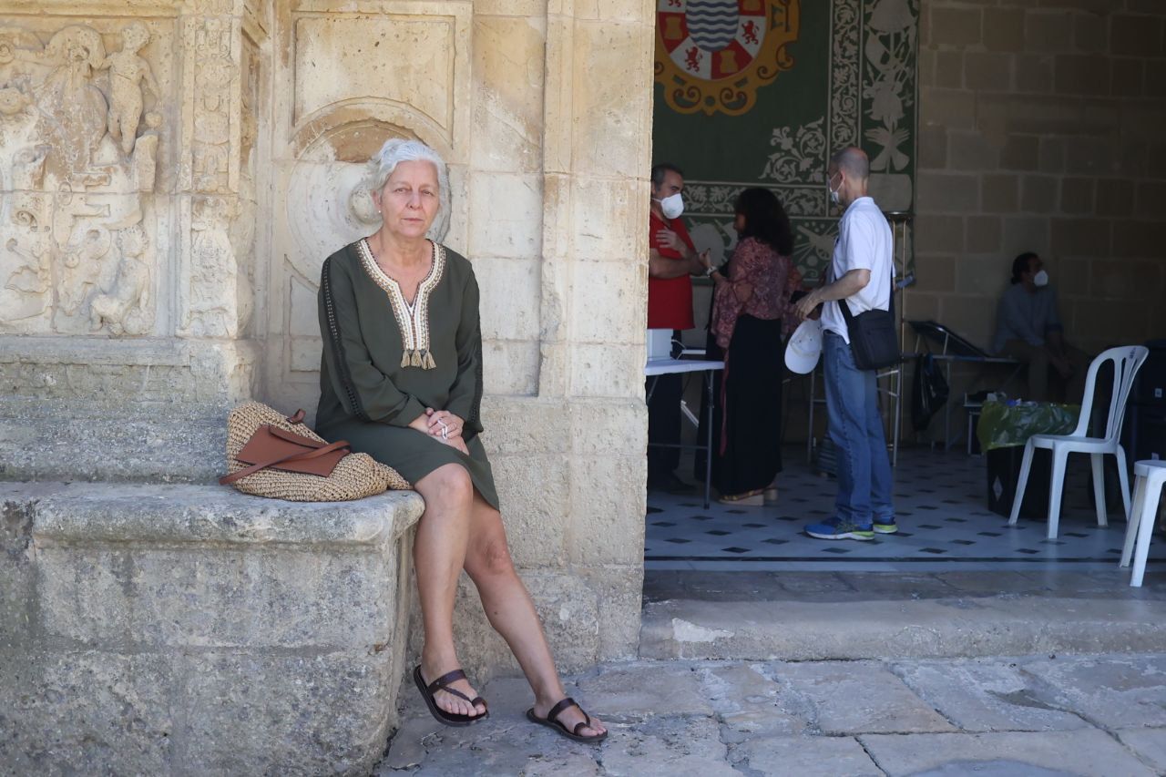 Ana Bernal, madre de Fabio Padillo, en el Cabildo Viejo, donde ciudadanos acuden para donar sangre.