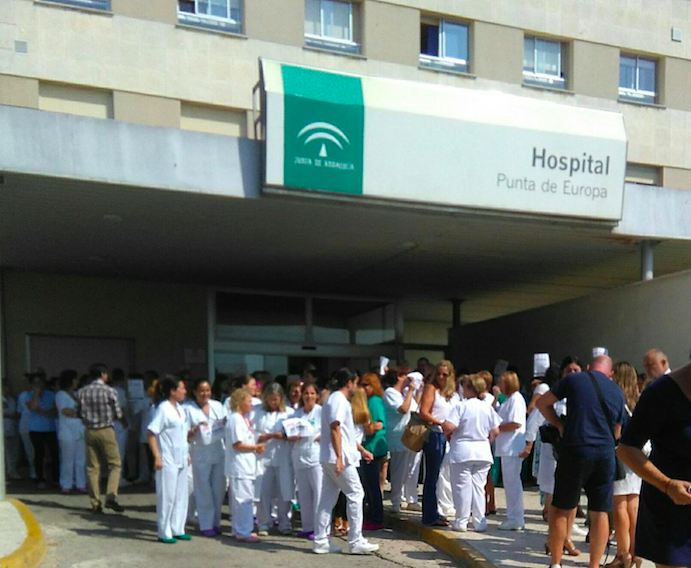 Una pasada concentración en el hospital de Algeciras contra las agresiones a los profesionales sanitarios.  FOTO: LOLA GADITANA. 