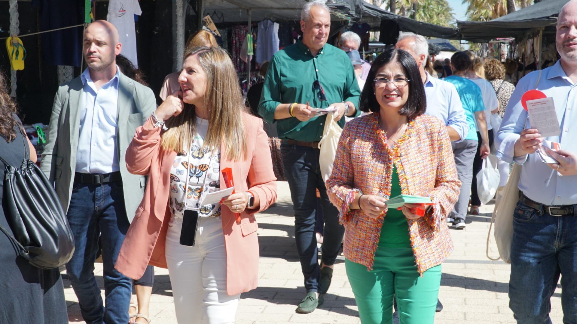 La ministra de Sanidad, Carolina Darias, hace campaña para el 19J en el 'Piojito' de Cádiz, este lunes junto a Irene García, número 1 del PSOE por Cádiz al Parlamento el 19J.