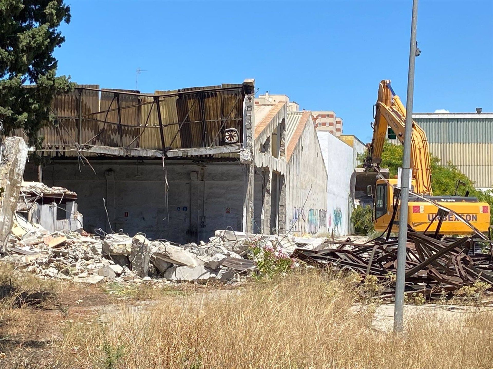 Derribo de los antiguos Talleres Narváez en Cádiz.