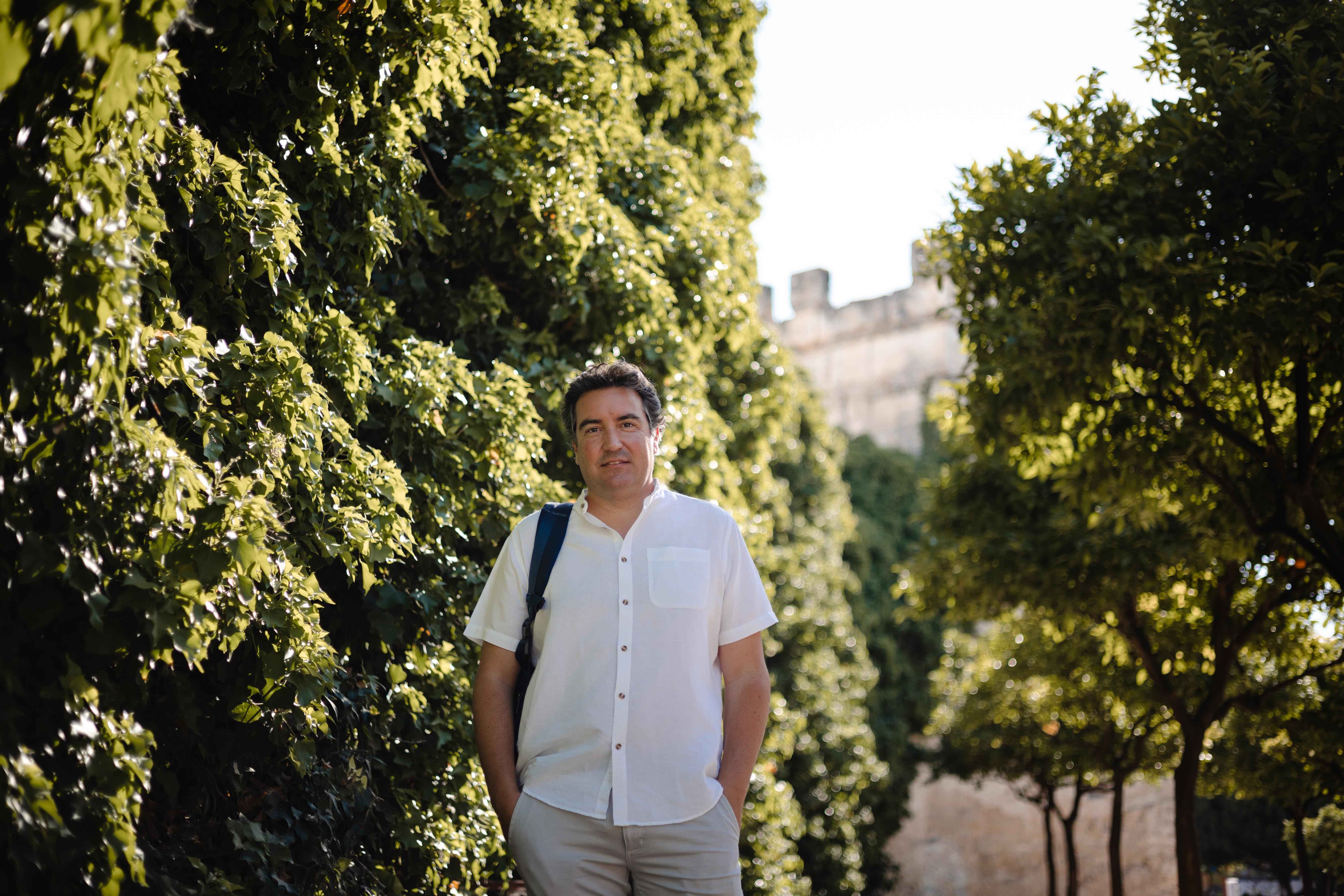 El arquitecto Carlos Quevedo Rojas posa para lavozdelsur.es delante de las murallas de la calle Muro de Jerez
