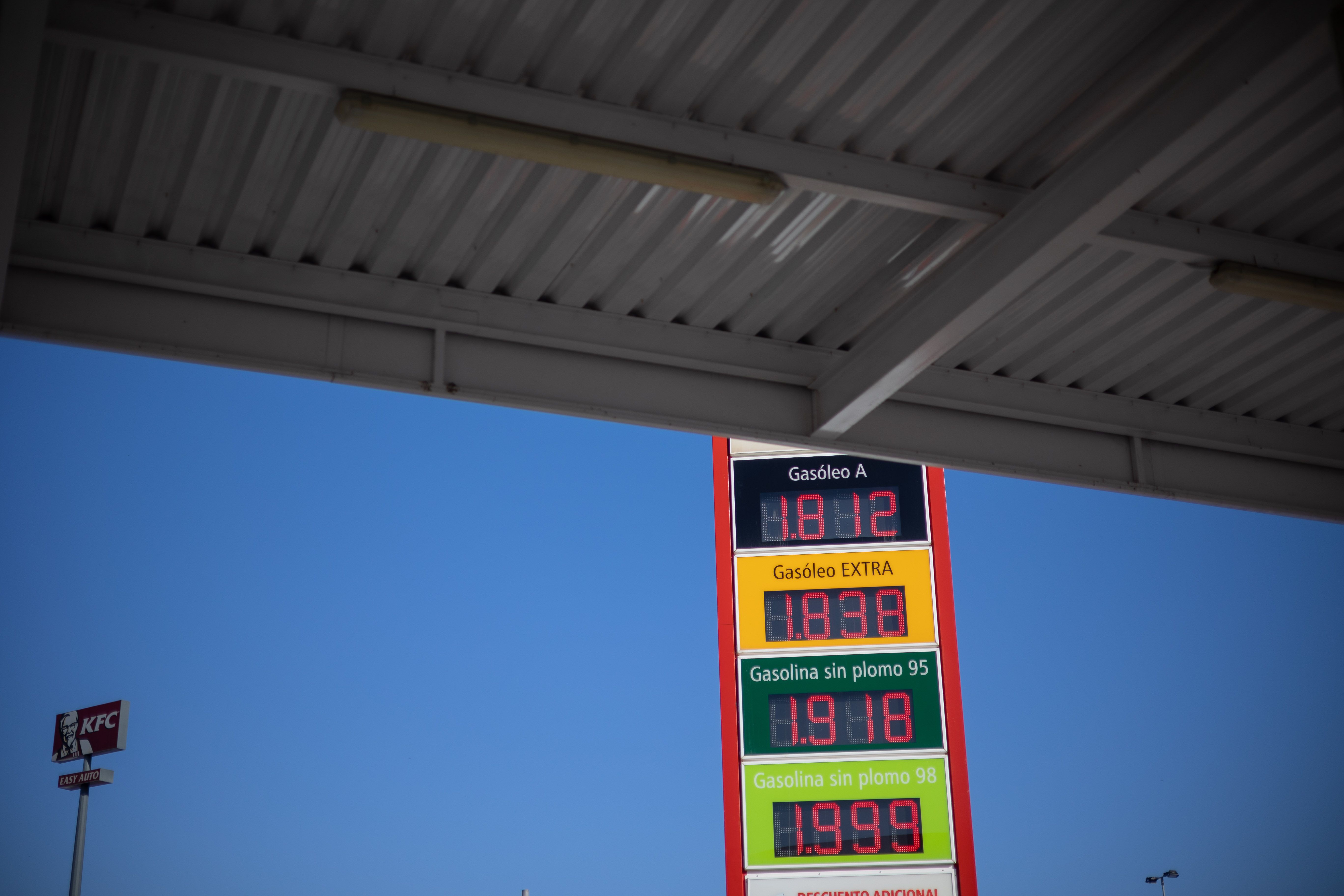 Los precios de una gasolinera hace unas semanas, las petroleras aumentan sus márgenes.