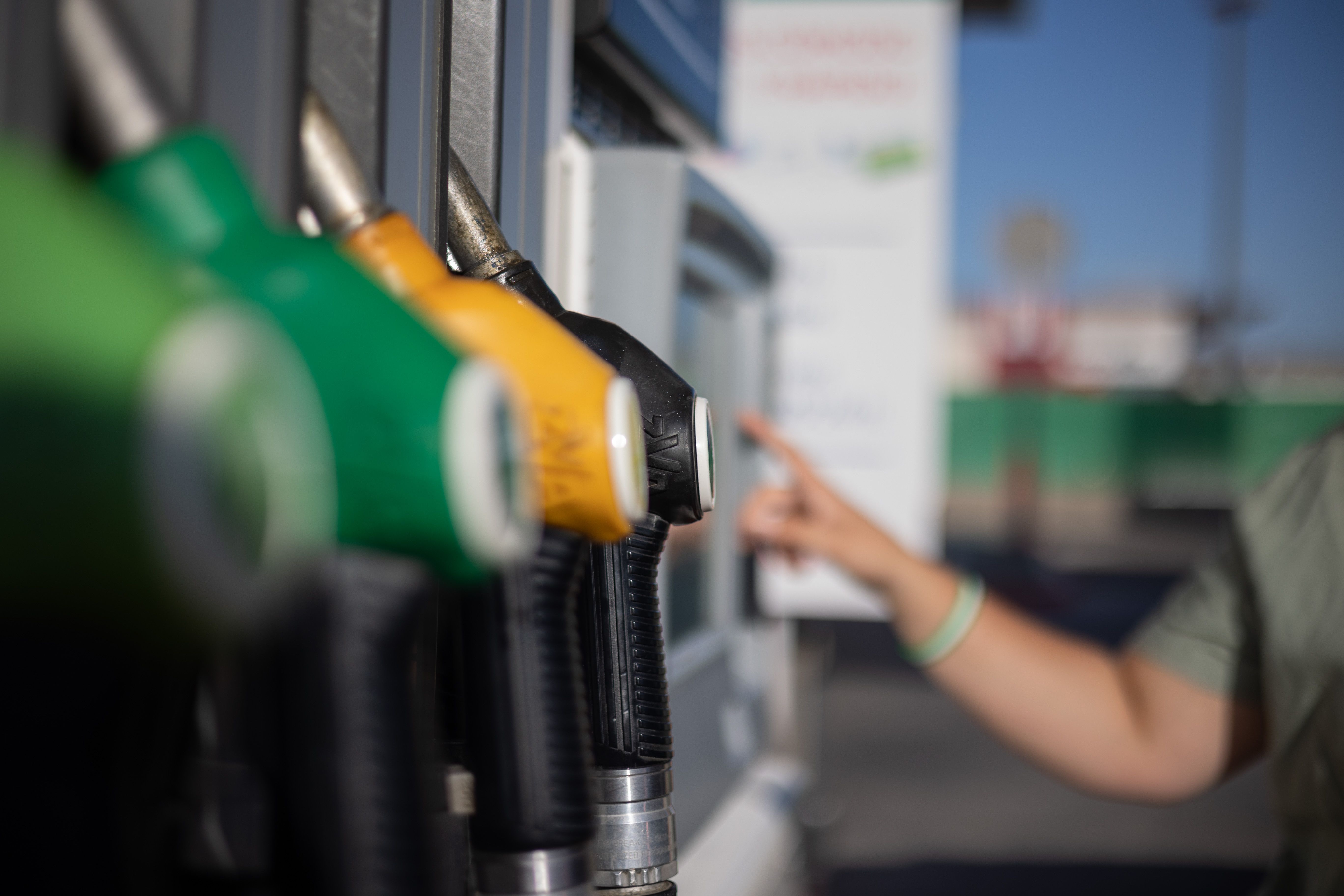 Una persona repostando en una estación de servicio. El incremento del IPC se debe fundamentalmente al aumento del precio de los carburantes