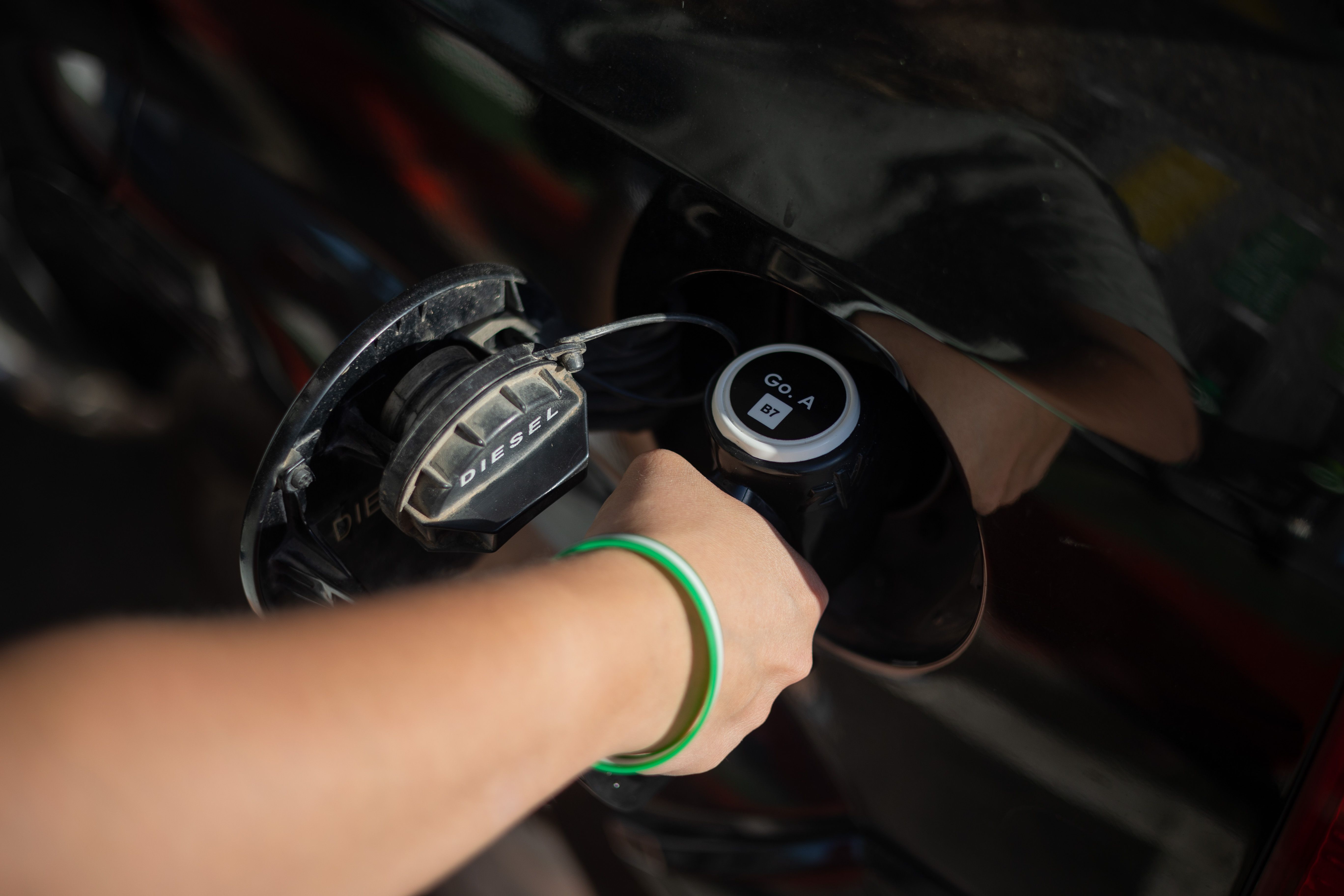 Un conductor reposta en una gasolinera en una imagen de archivo. 