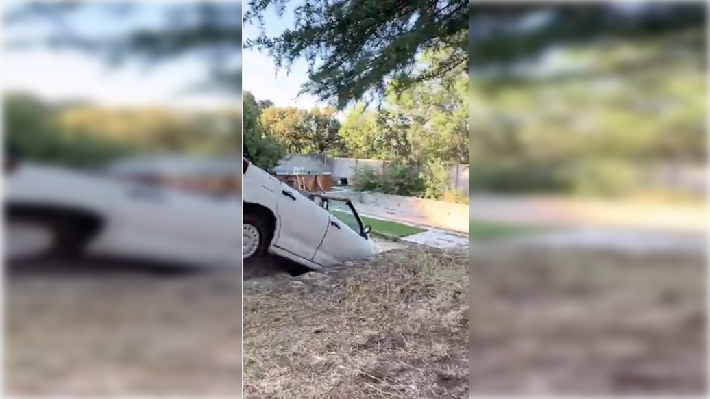 El coche, bajando las escaleras.