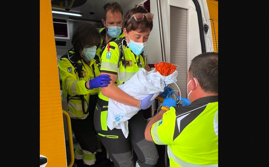 Los servicios de emergencias con el bebé abandonado en Madrid.