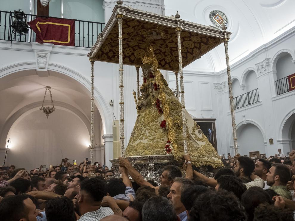 Los almonteños devolviendo a su altar a la Virgen del Rocío en la amanecida del pasado lunes.  
