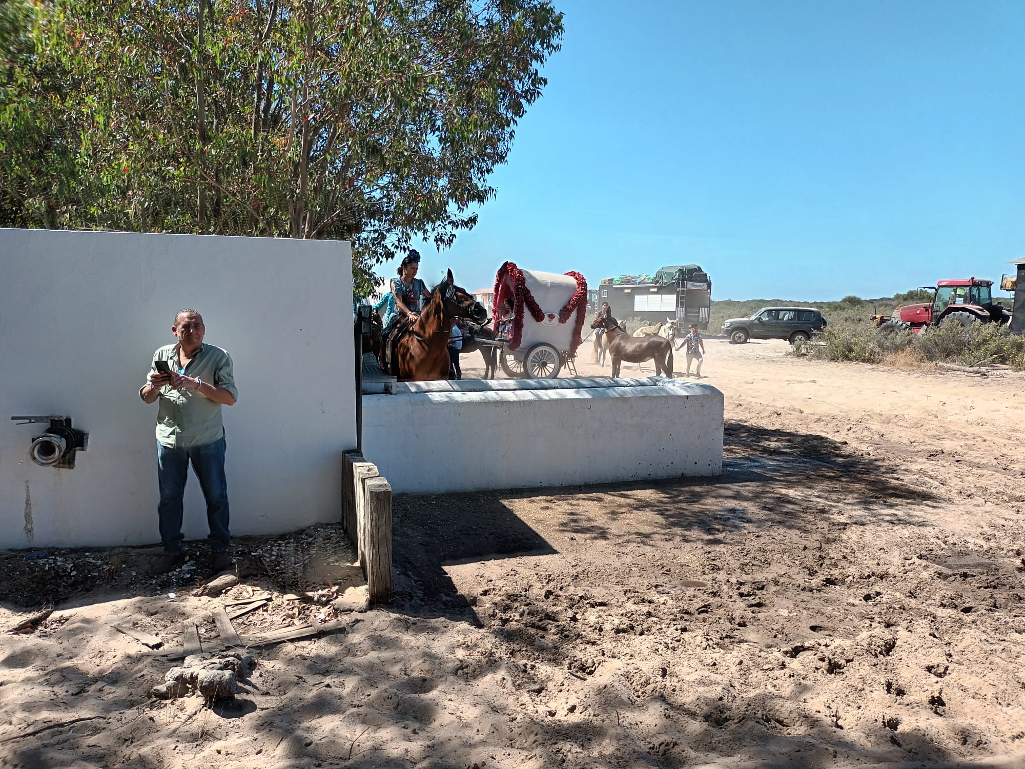 Parada en el Pilón, esta mañana para abrevar los animales cuando la hermandad estaba en el cortafuego.