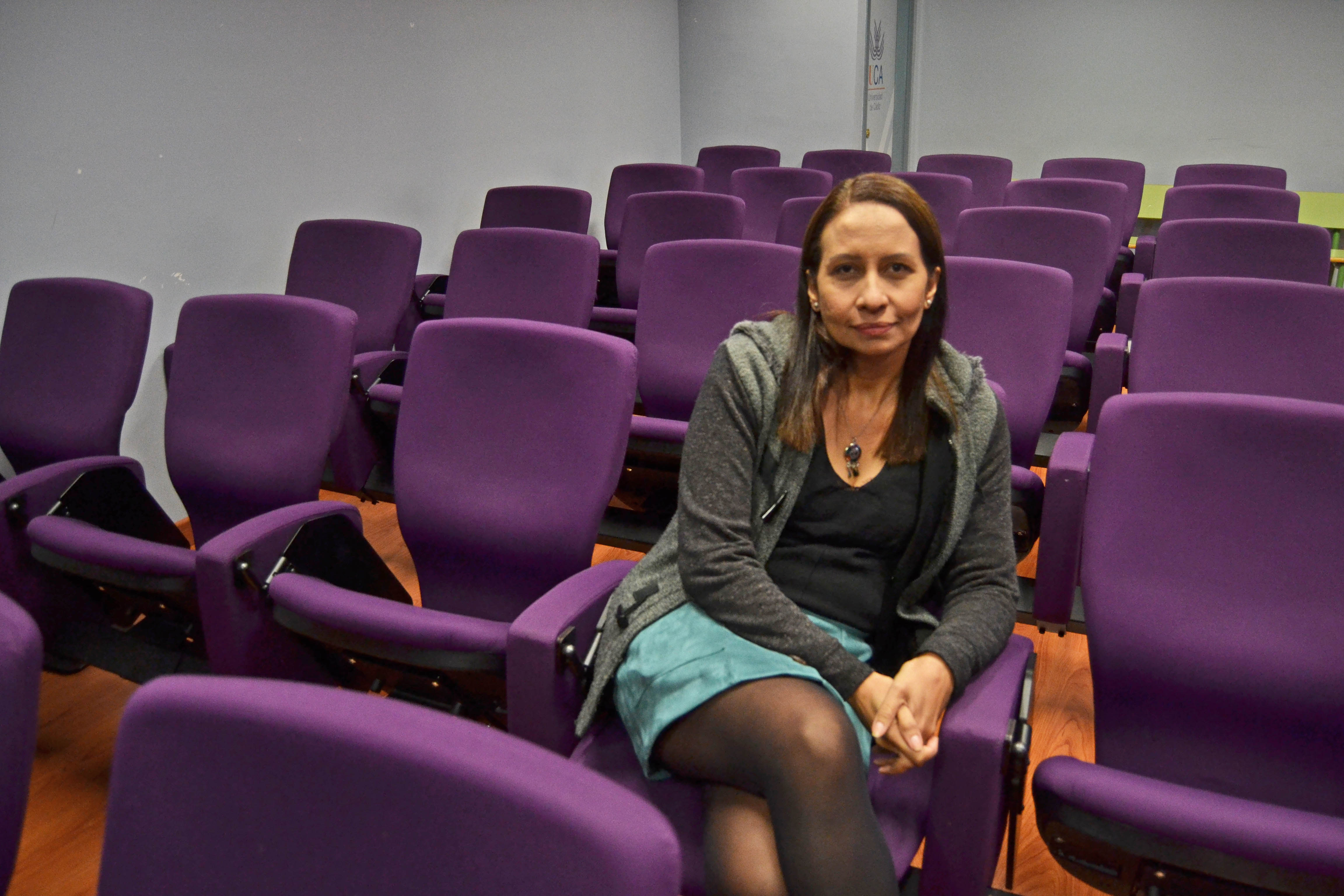 La psicóloga e investigadora colombiana Isabel Cristina Posada, posando en el aula Alicia Plaza de la Facultad de Educación. FOTO: CLAUDIA GONZÁLEZ ROMERO. 