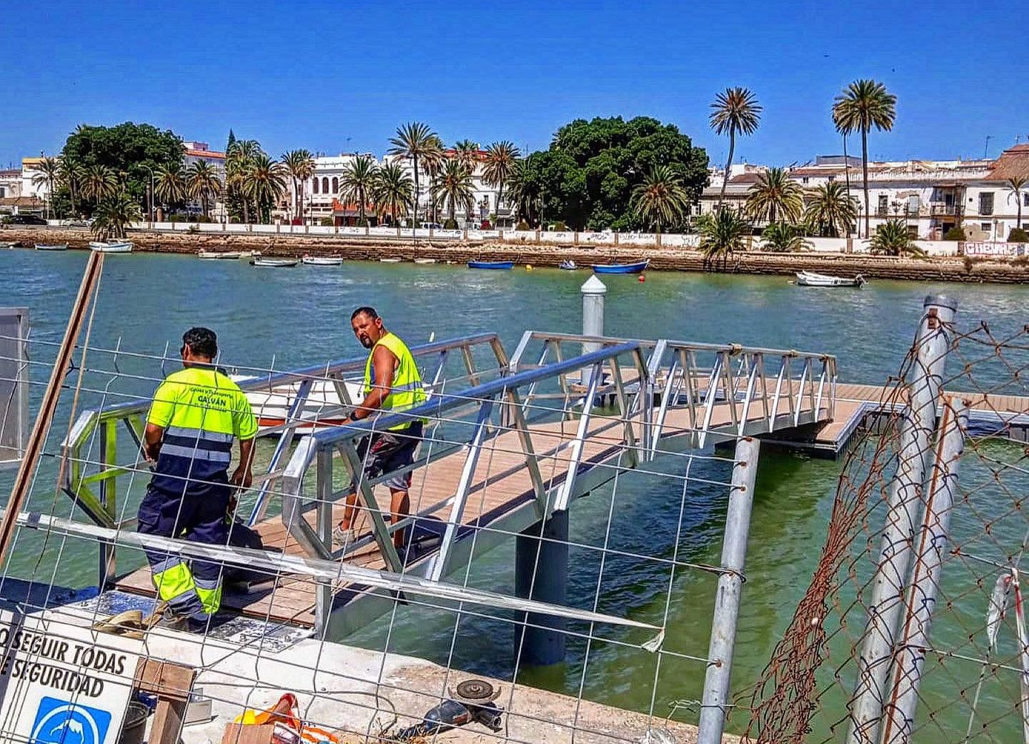 Instalación del nuevo pantalán en el río Guadalete en El Puerto.