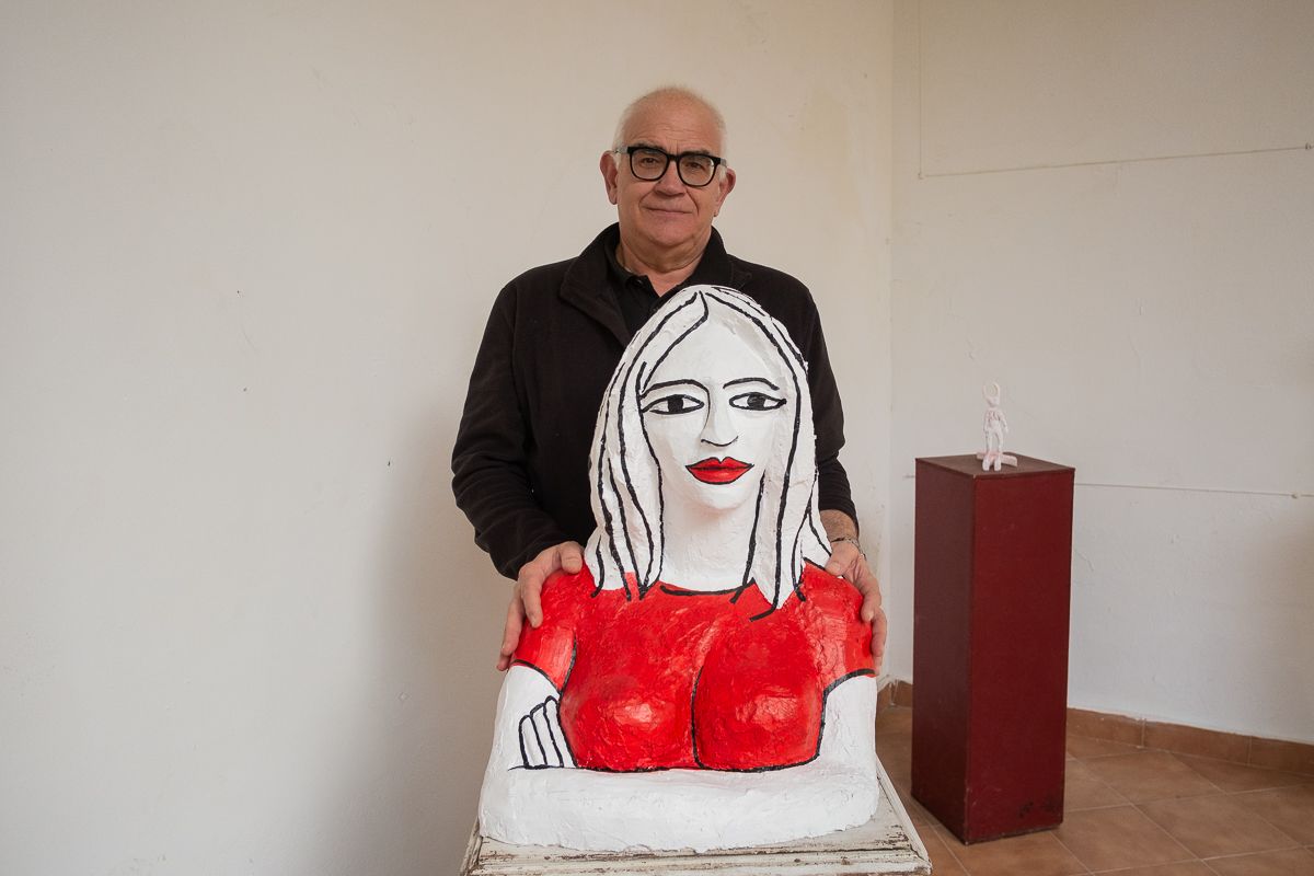 El artista Oscar Mariné posa junto a la réplica de una de sus obras en la Escuela de Arte. FOTO: MANU GARCÍA