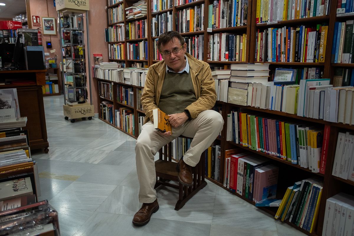 Félix Ovejero con su libro 'La deriva reaccionaria de la izquierda'. FOTO: MANU GARCÍA. 