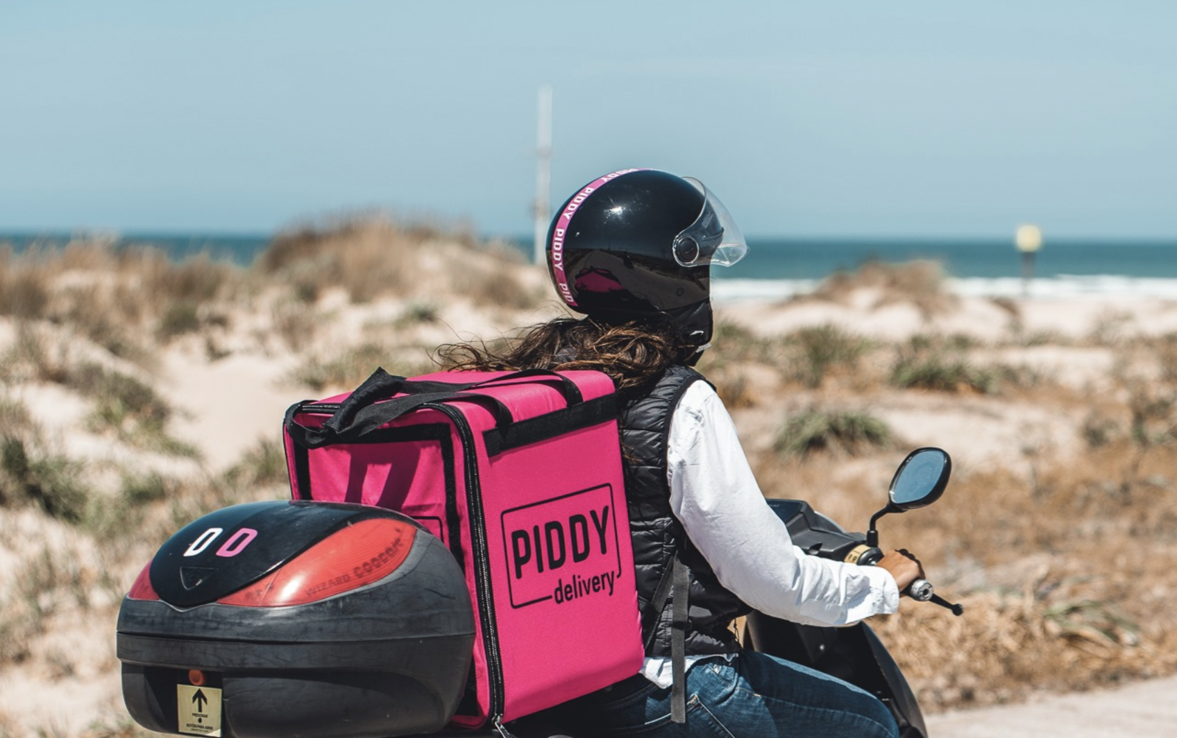 La plataforma de reparto Piddy lleva los pedidos de comida a pie de playa en Cádiz.