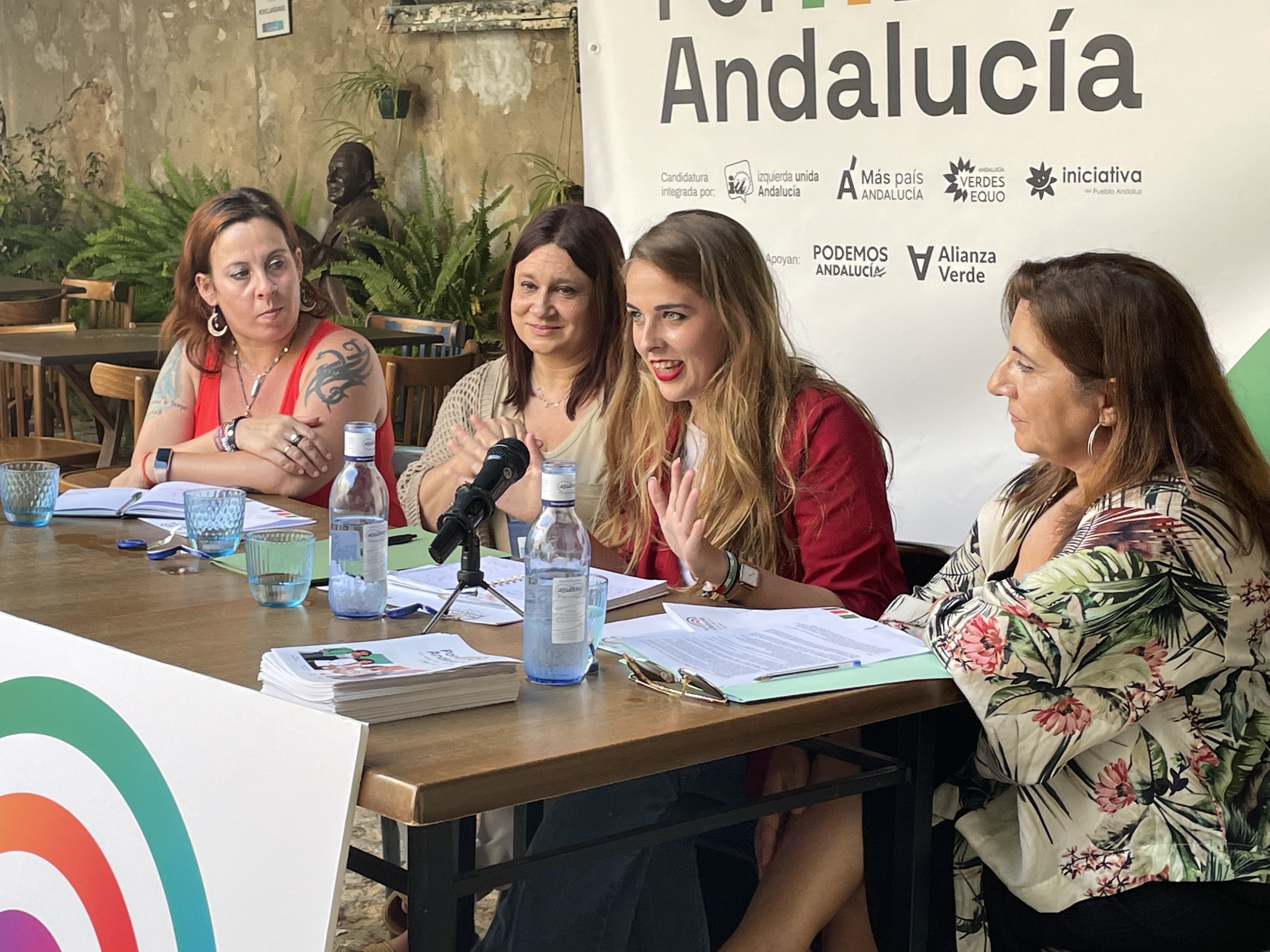 Alba Zambrano, número dos de la candidatura Por Andalucía, durante el transcurso de una charla-coloquio celebrada en Chiclana.