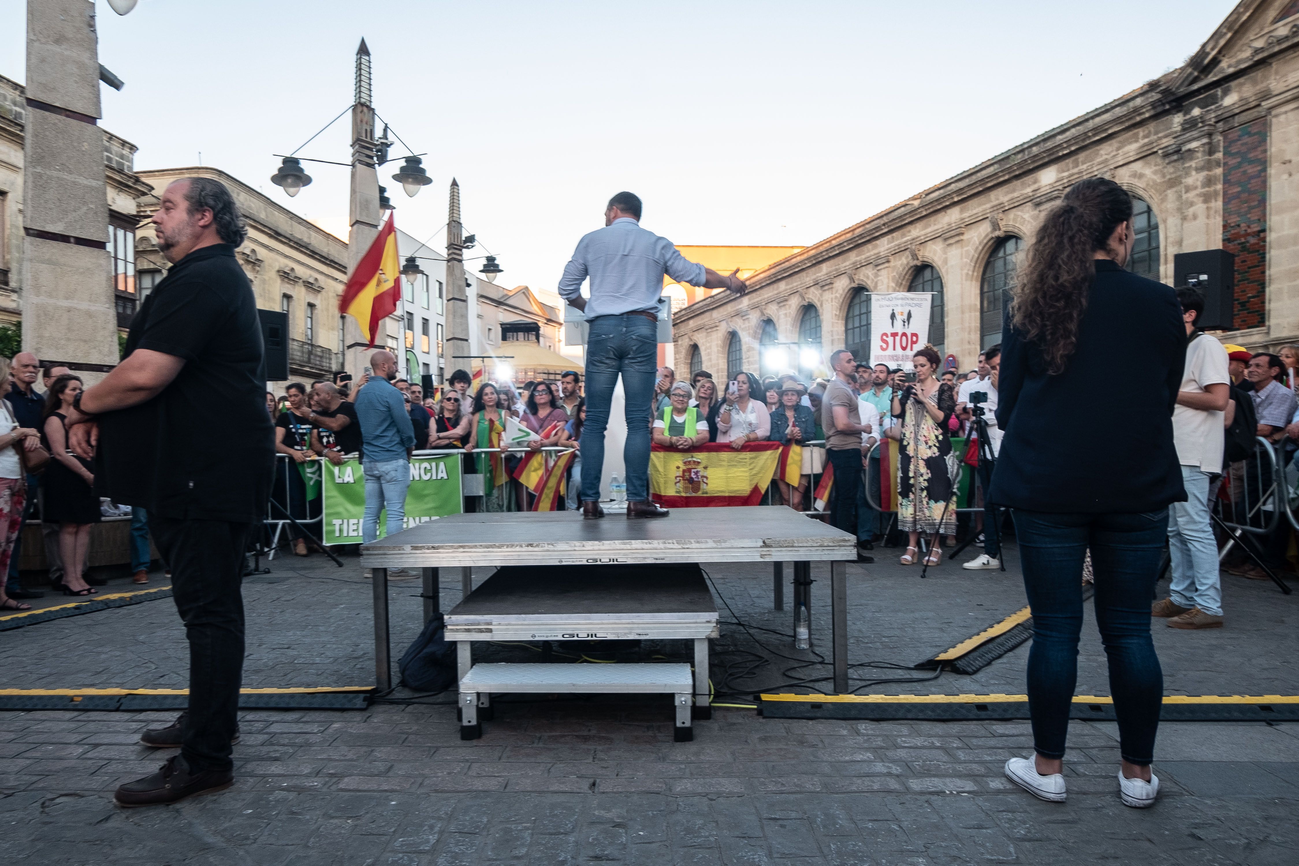 Depende del interlocutor. Abascal, líder de Vox, en un acto reciente en la calle Doña Blanca de Jerez.