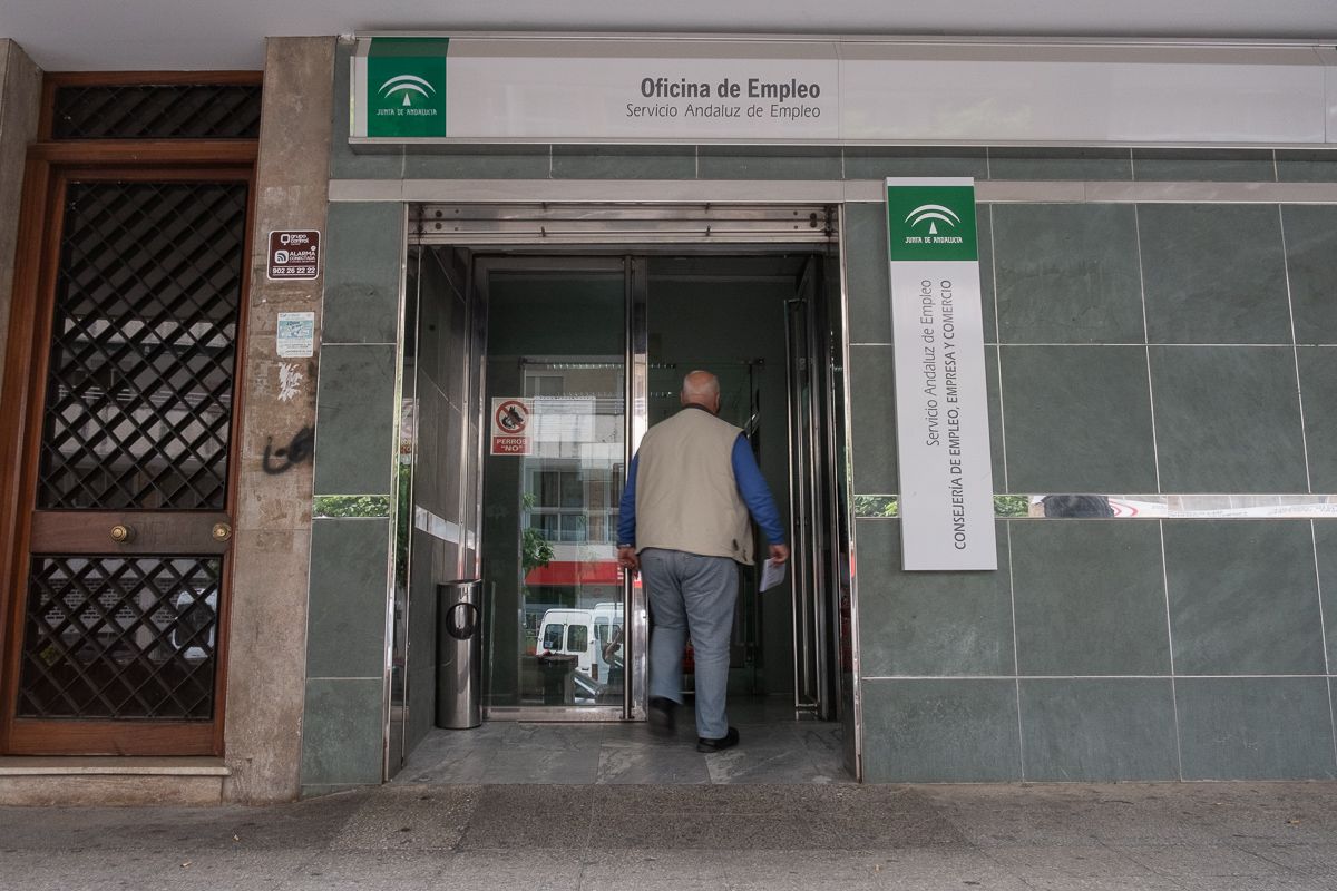 Cataluña, Madrid y Andalucía, a la cabeza del ranking de los despidos. En la imagen, una oficina del SAE.