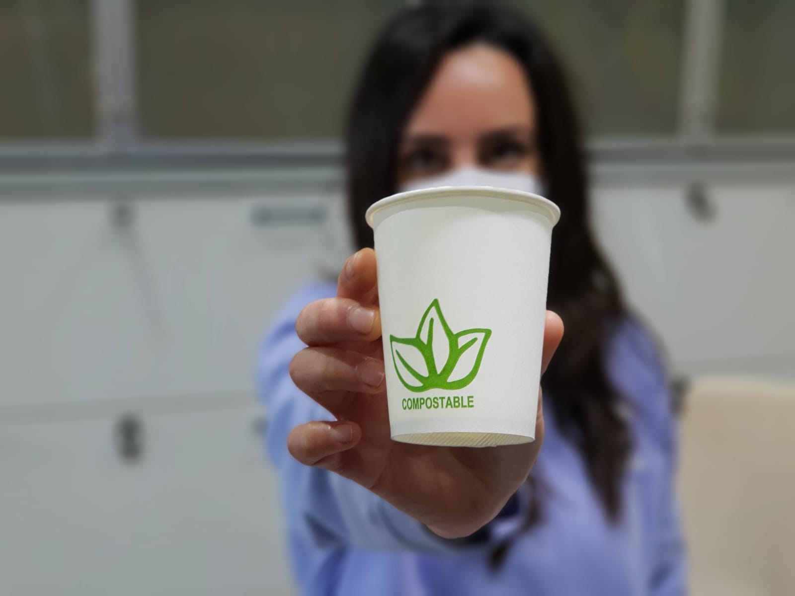 Una empleada de JerezDental sostiene un vaso de cartón. Este centro de odontología ha eliminado casi todo el plástico que consumía como gesto para salvar los océanos