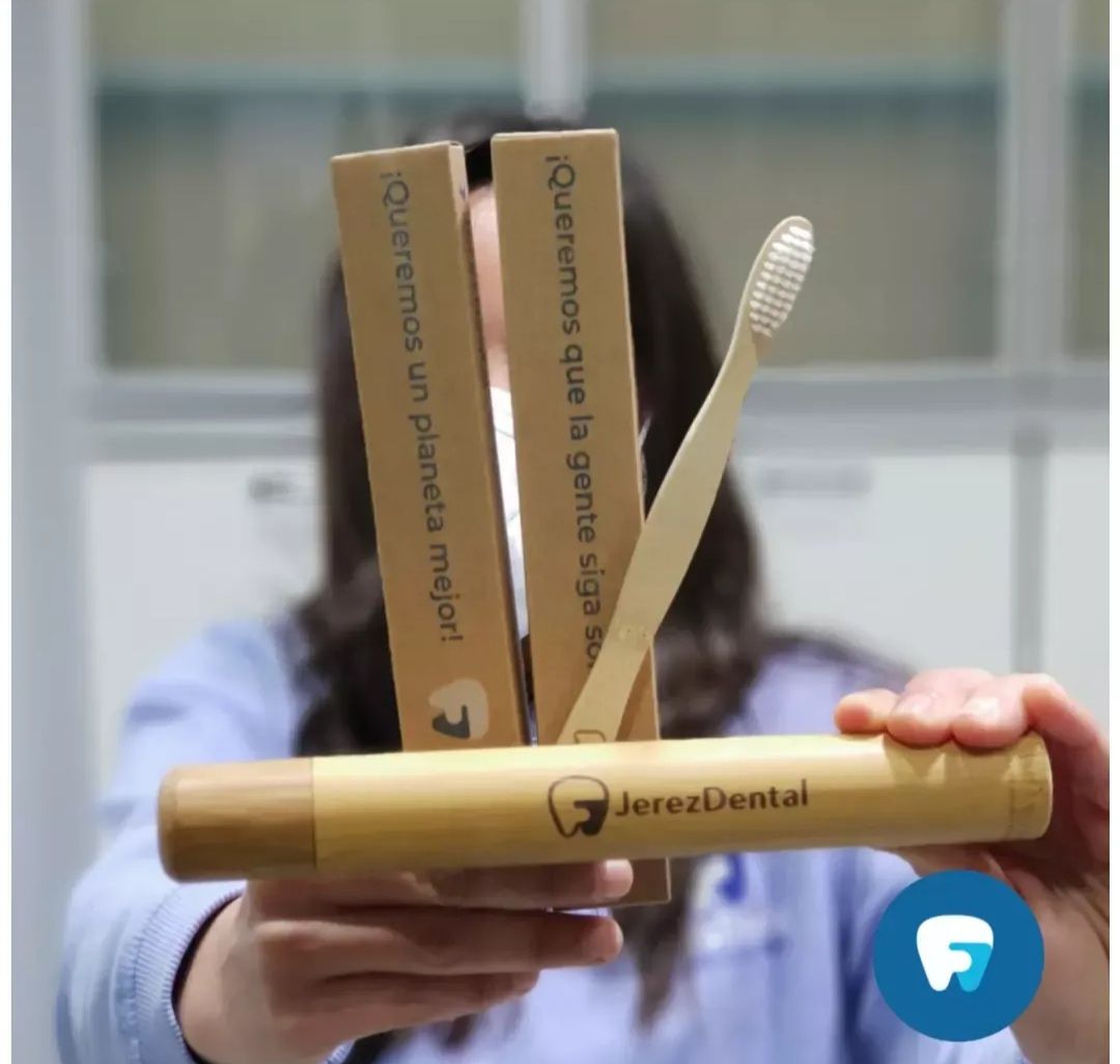Cepillos de madera, fabricados por el propietario de 'JerezDental'