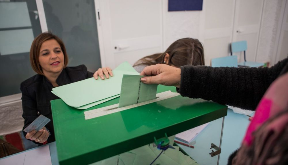 Política: una mesa electoral en las pasadas elecciones andaluzas.