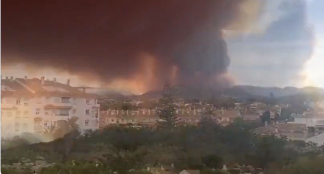 El pueblo de Benahavís está siendo desalojado por el incendio de Pujerra.