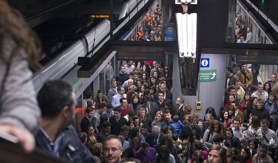 El Metro de Sevilla, en hora punta.