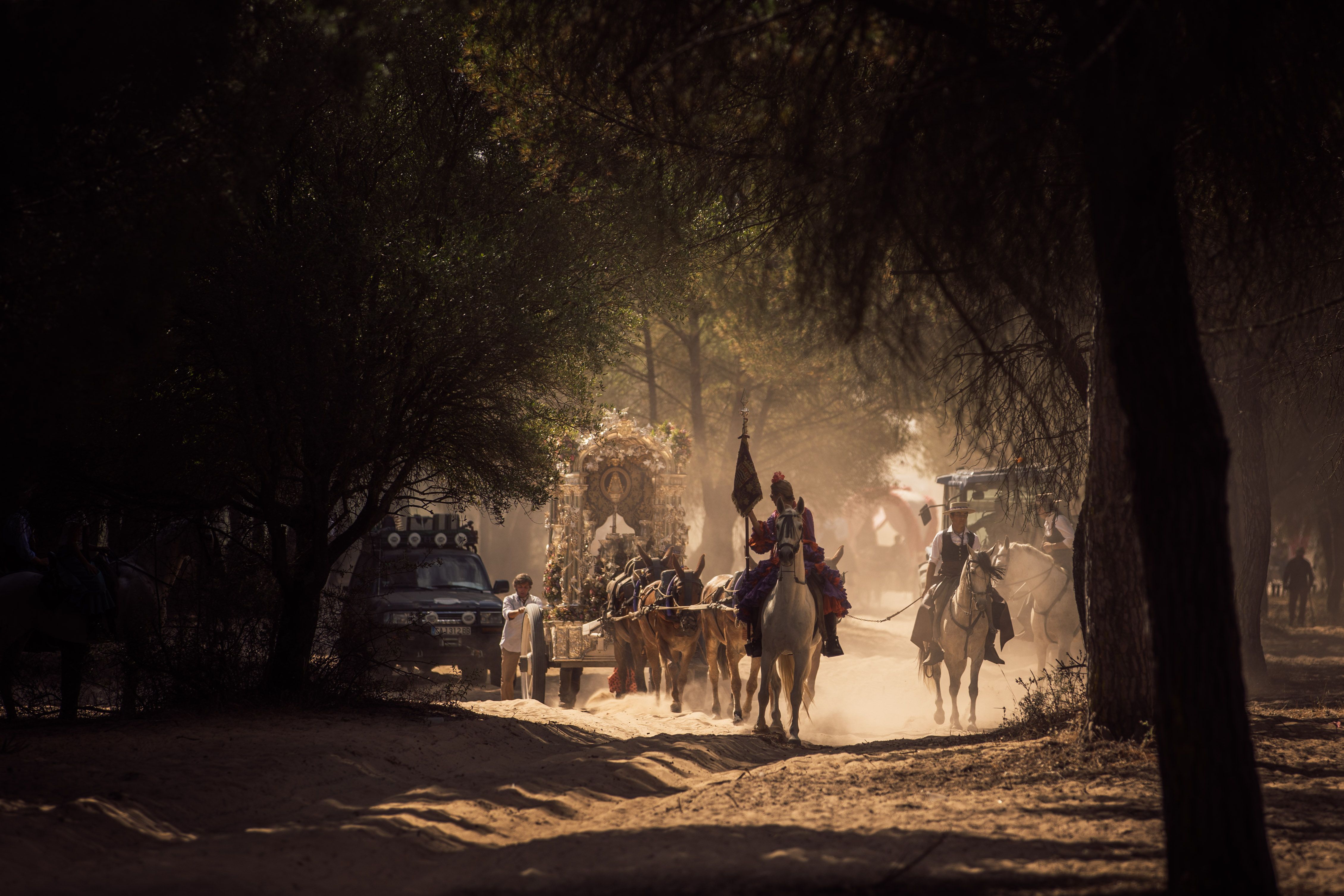 La hermandad llegando el pasado año a La Canaliega antes de entrar en la aldea. MANU GARCÍA