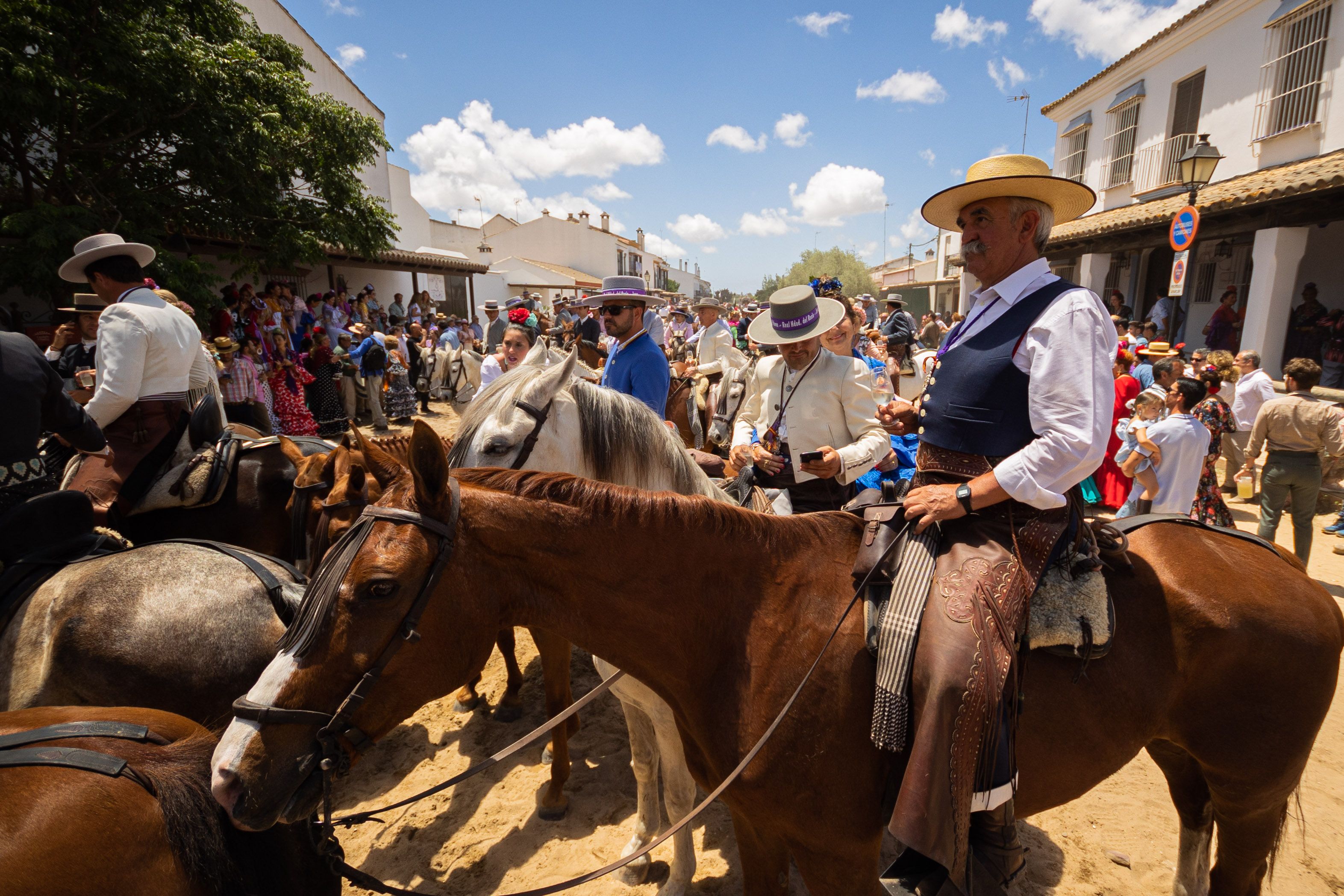 Llegada y ambiente de sábado en la aldea del Rocío