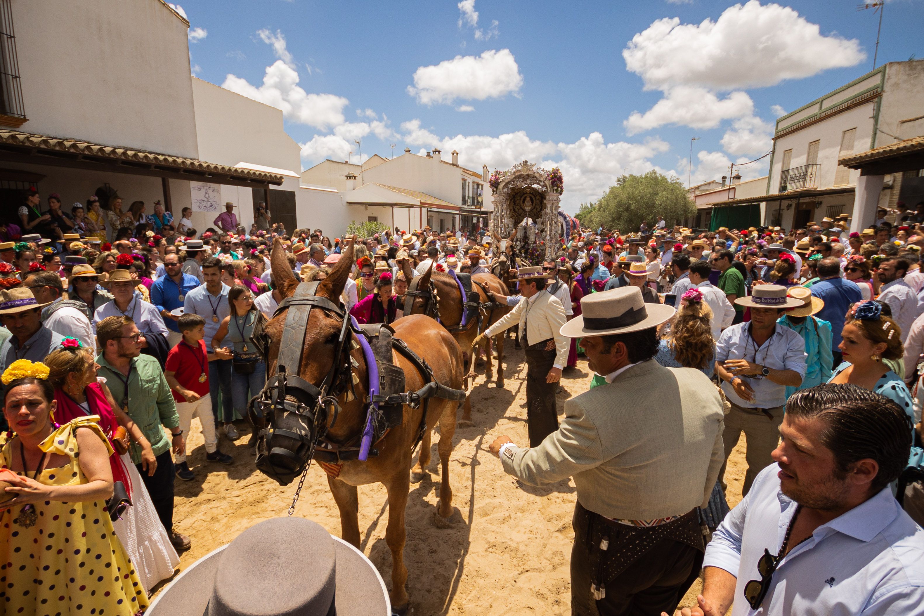 Llegada y ambiente de sábado en la aldea del Rocío