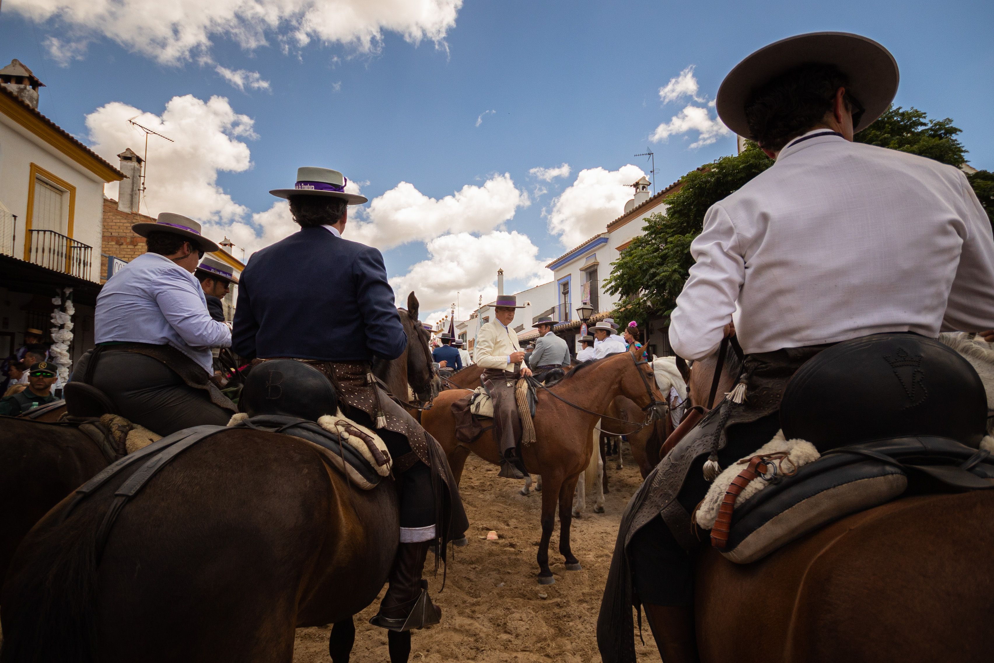 Llegada y ambiente de sábado en la aldea del Rocío