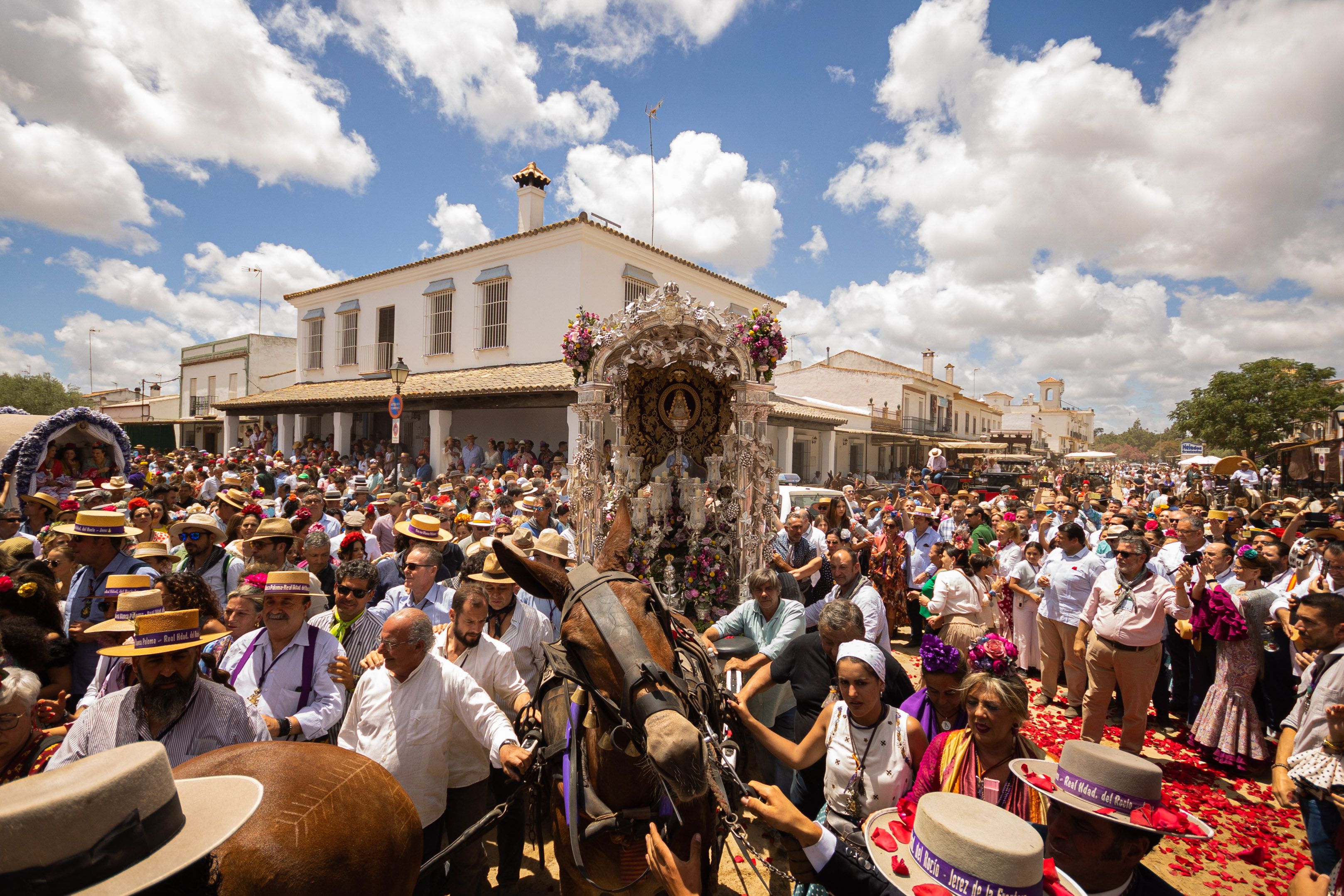 En la imagen, la llegada el sábado a la aldea de la hermandad.  