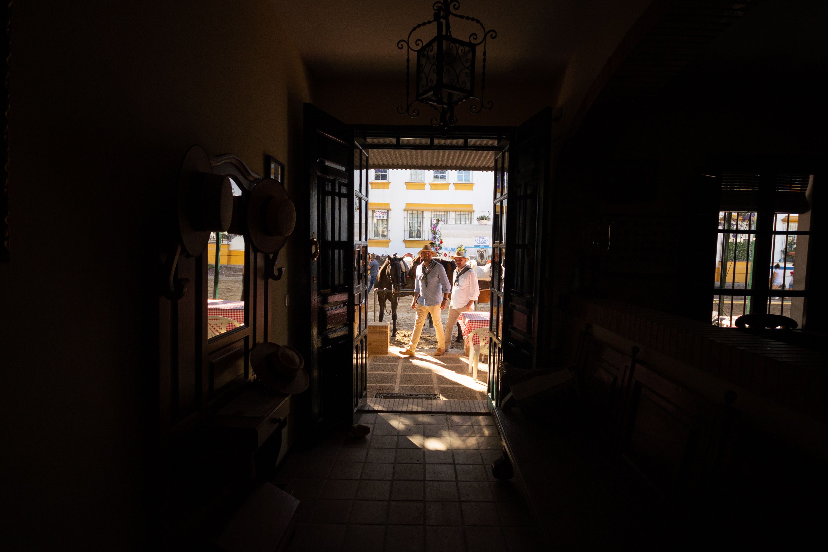 Llegada y ambiente de sábado en la aldea del Rocío