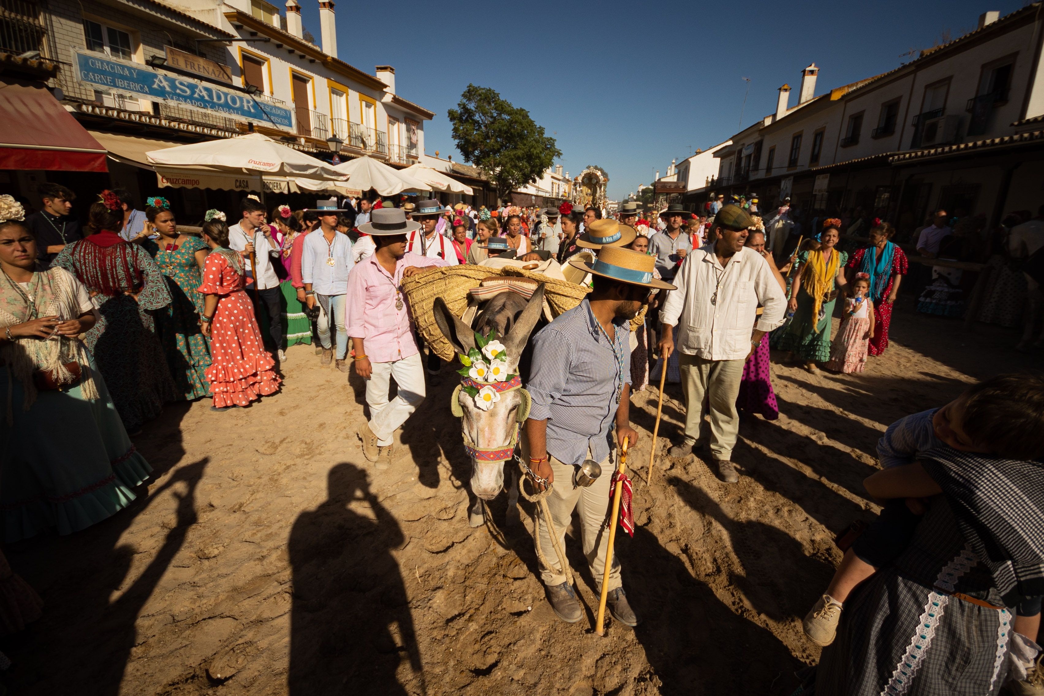 Llegada y ambiente de sábado en la aldea del Rocío