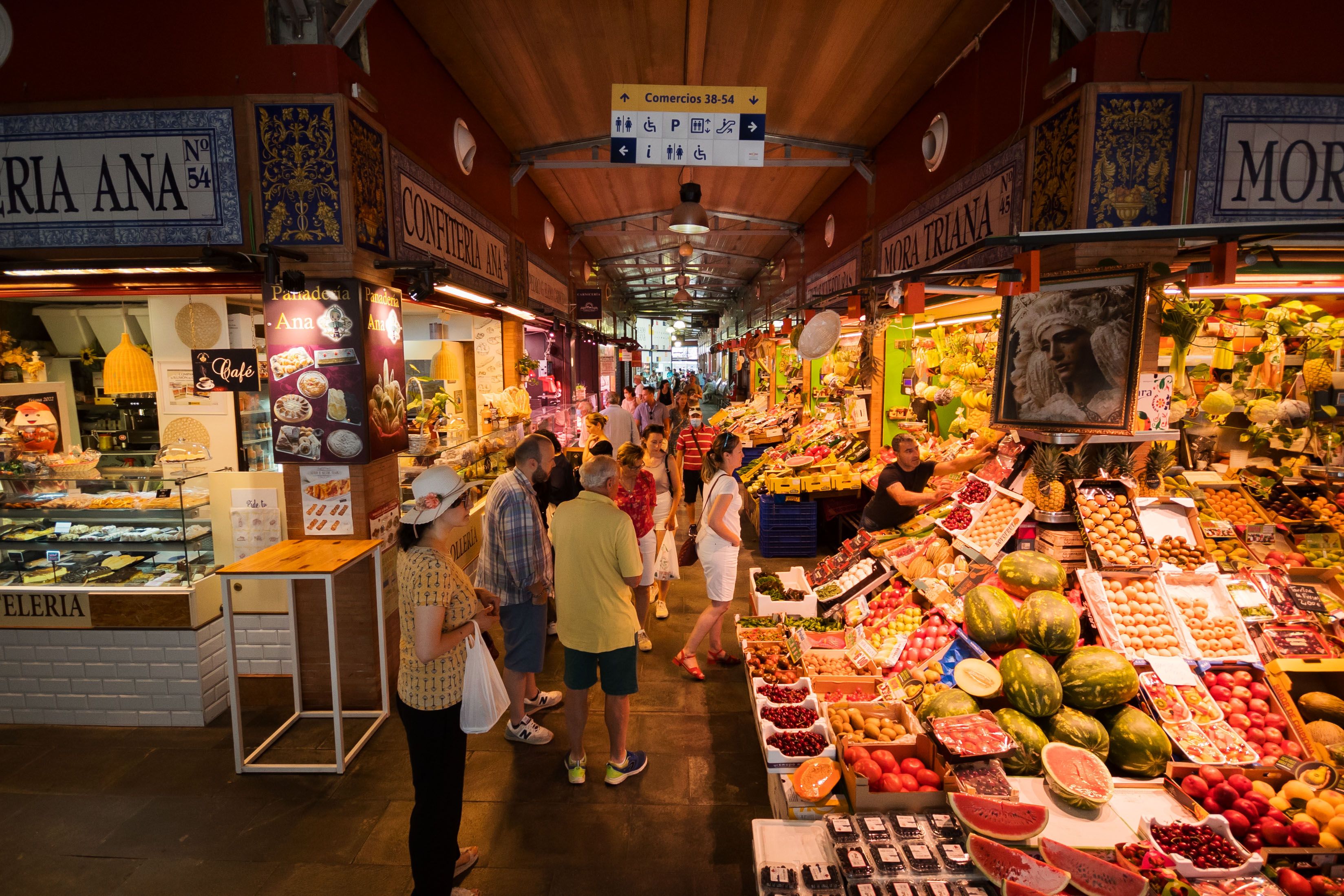 Interior del Mercado de Triana con gran variedad de frutas.