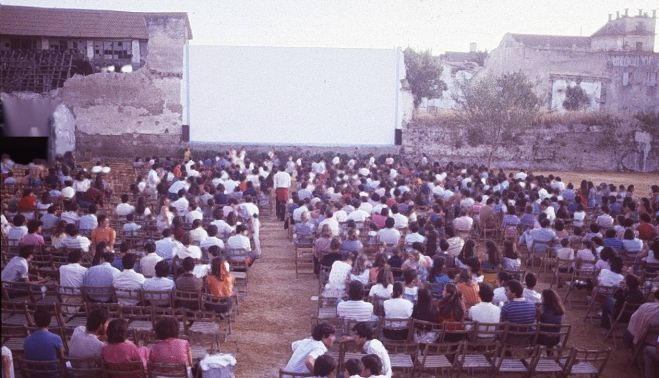 pie Vista del público en la puerta del Teatro Eslava, 1982