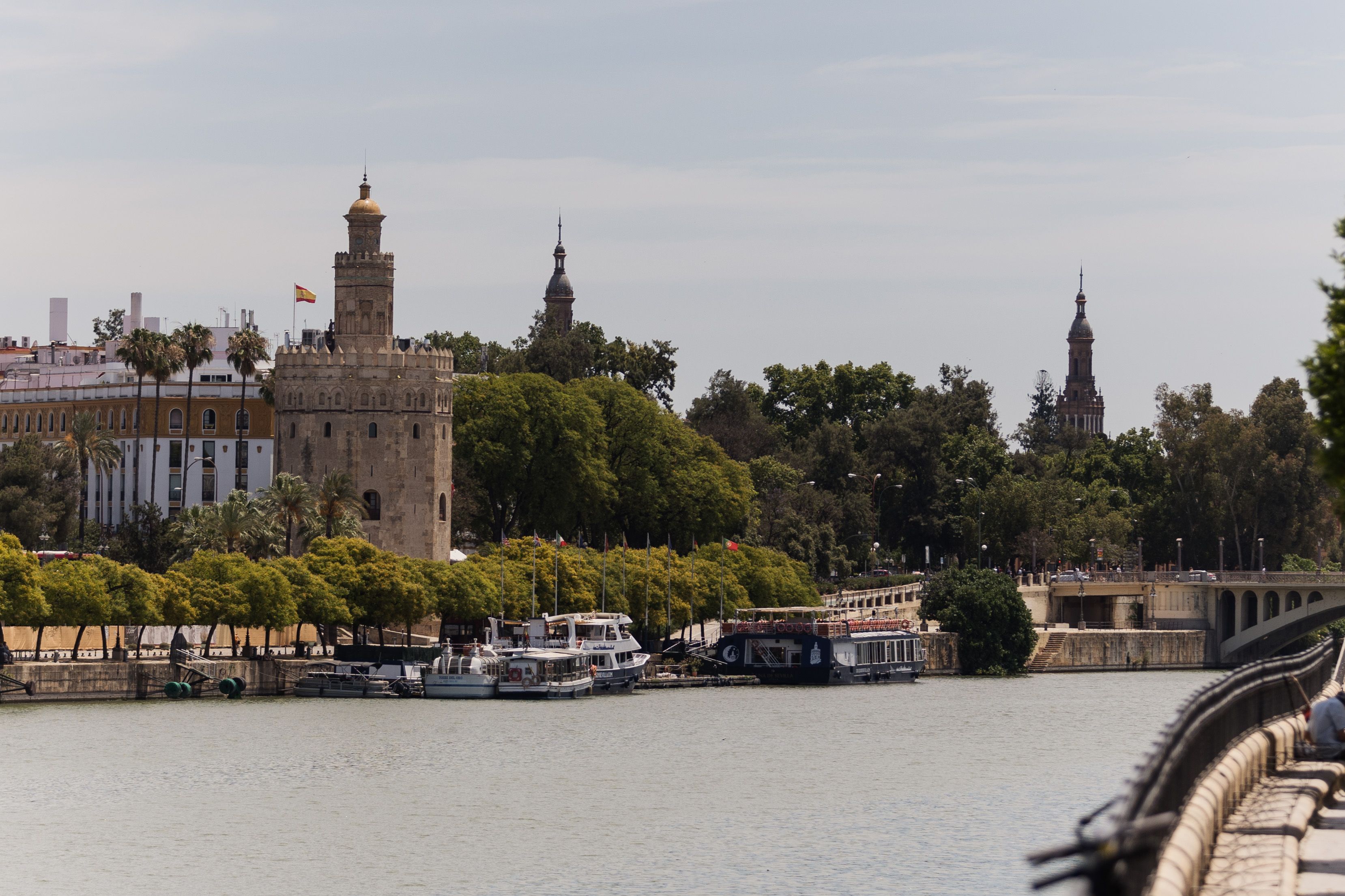 La Torre del Oro, en Sevilla, desde la otra orilla del Guadalquivir.