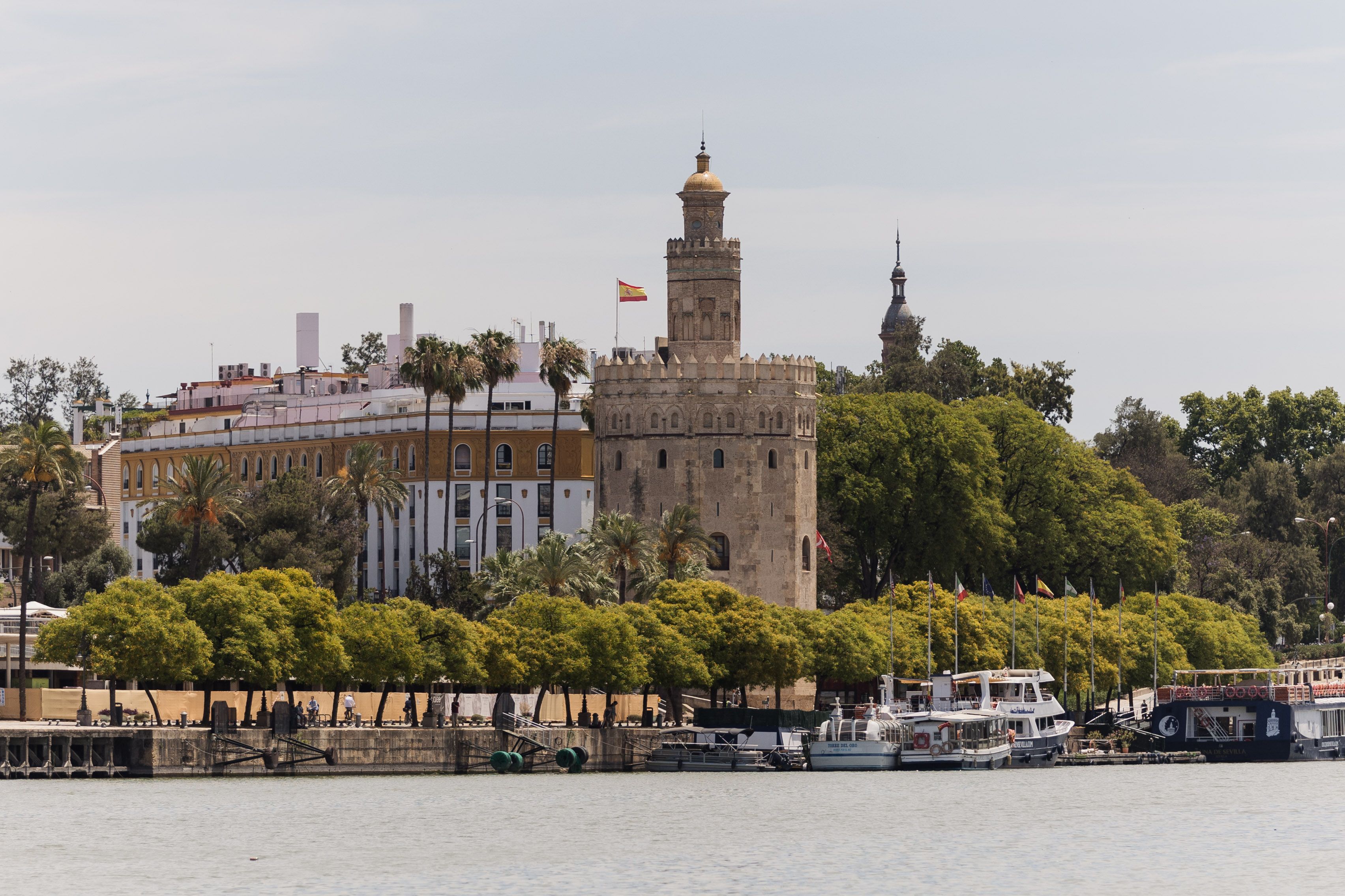 El río Guadalquivir a su paso por Sevilla con la Torre del Oro al fondo.