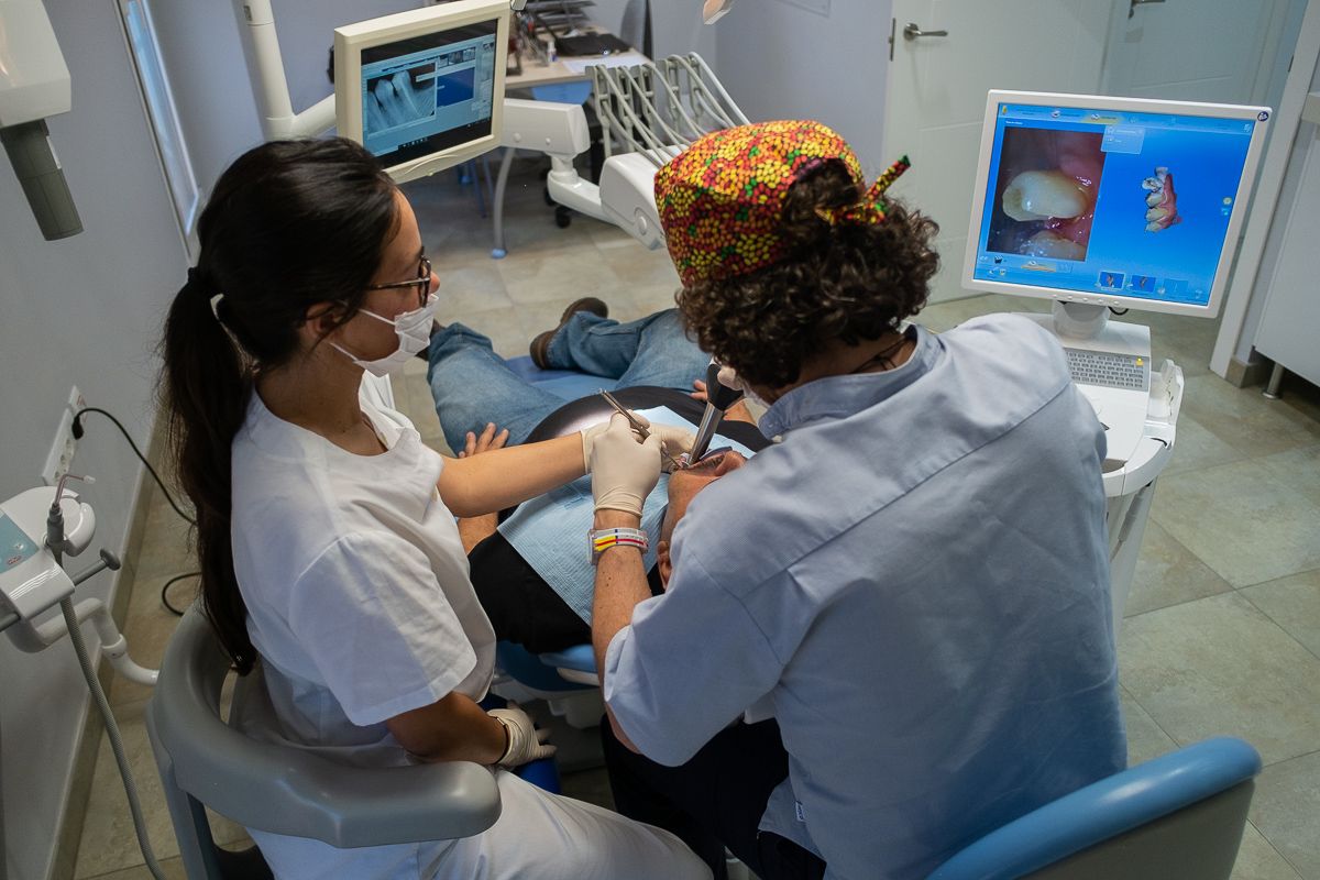 Un paciente en la clínica JerezDental con escáner 3D. FOTO: MANU GARCÍA.