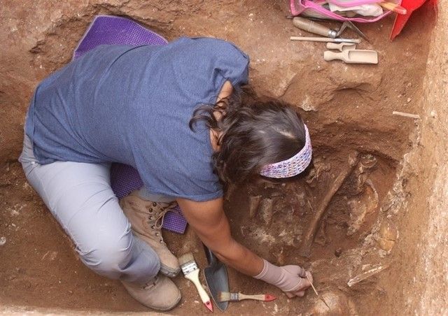 Una mujer trabajando en la localización de restos de represaliados en una fosa común, en una imagen de archivo. 
