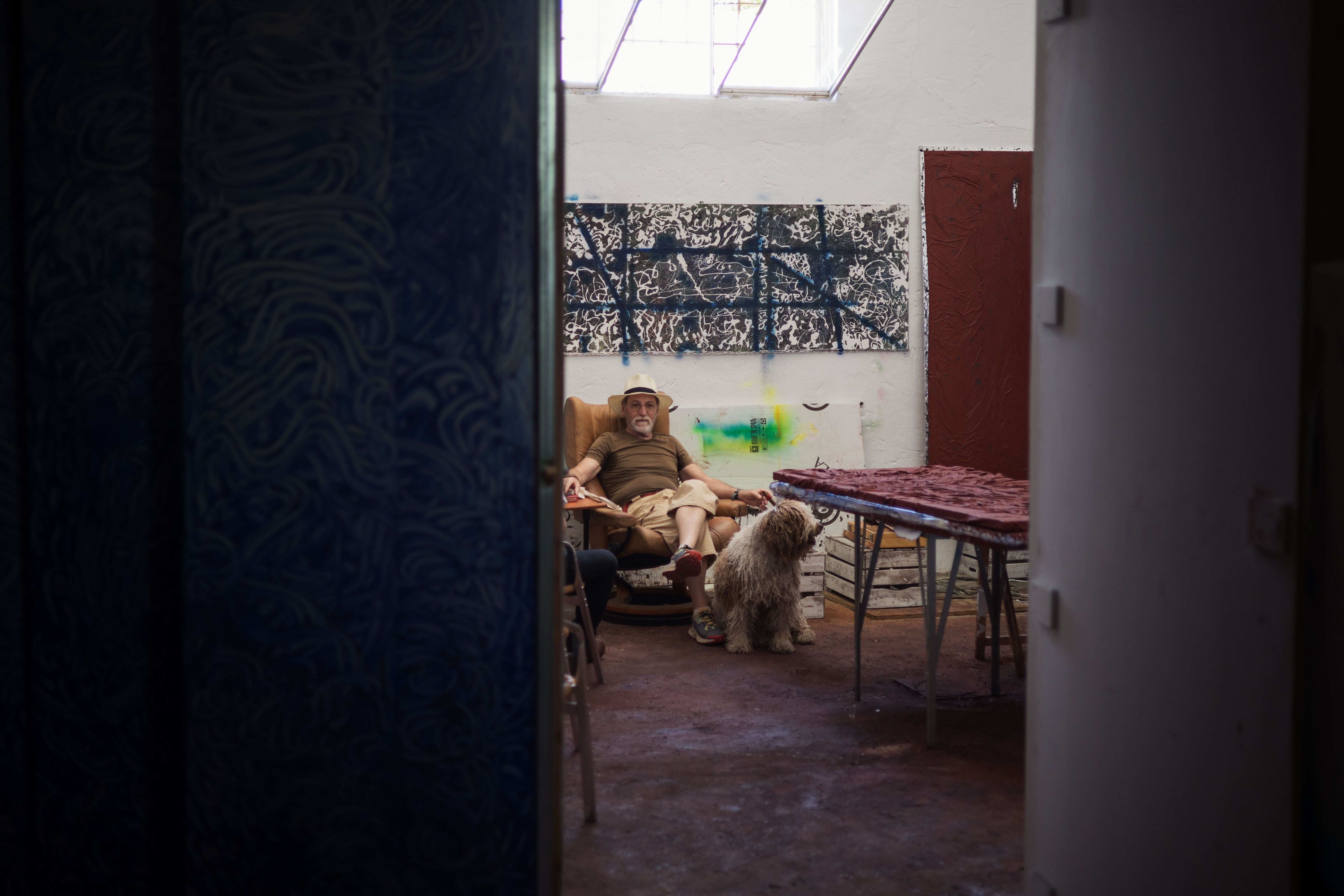 José Danula posa junto a su perro Max en su estudio de la calle Muro de Jerez.