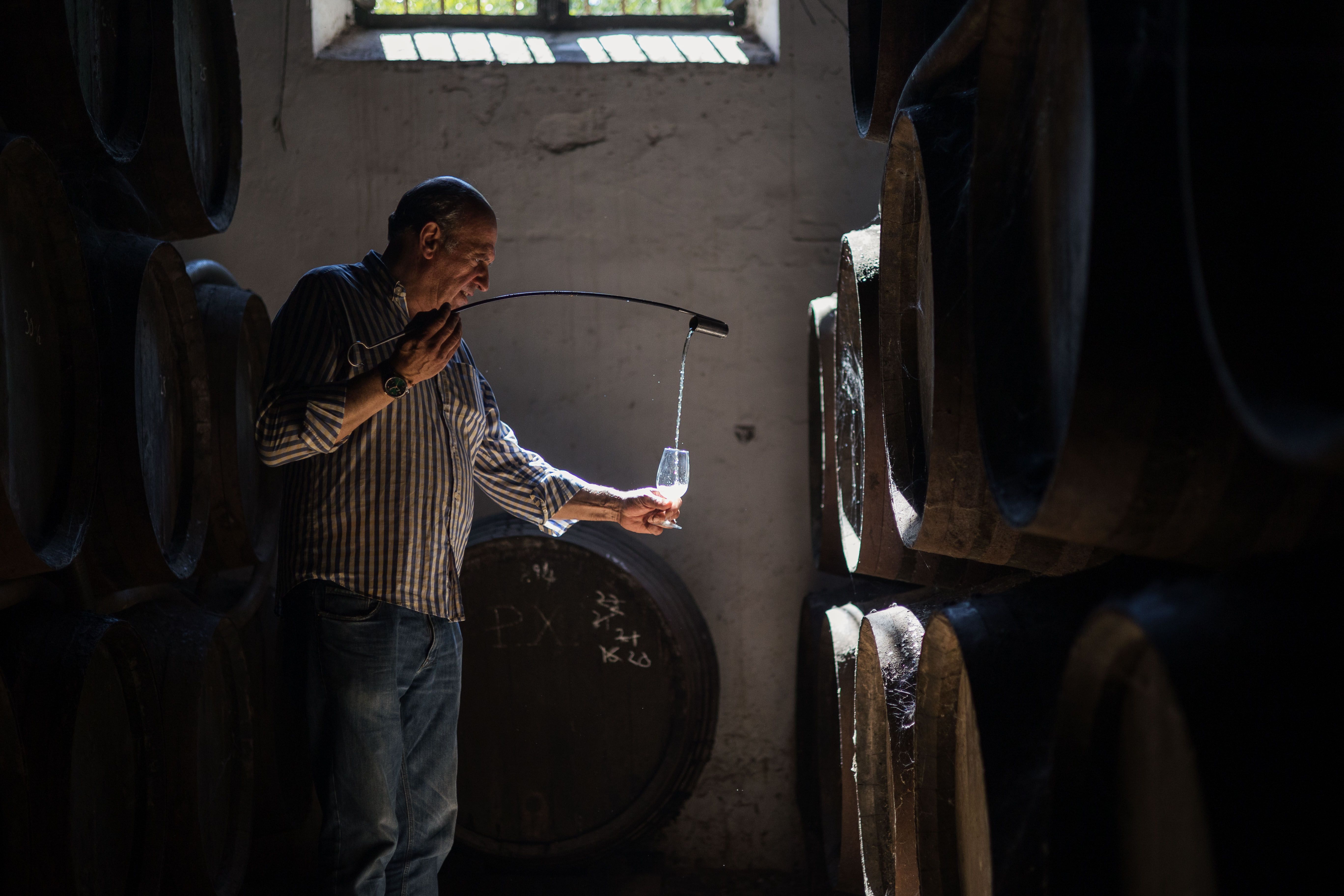 El propietario de Bodegas Faustino González venencia para lavozdelsur.es