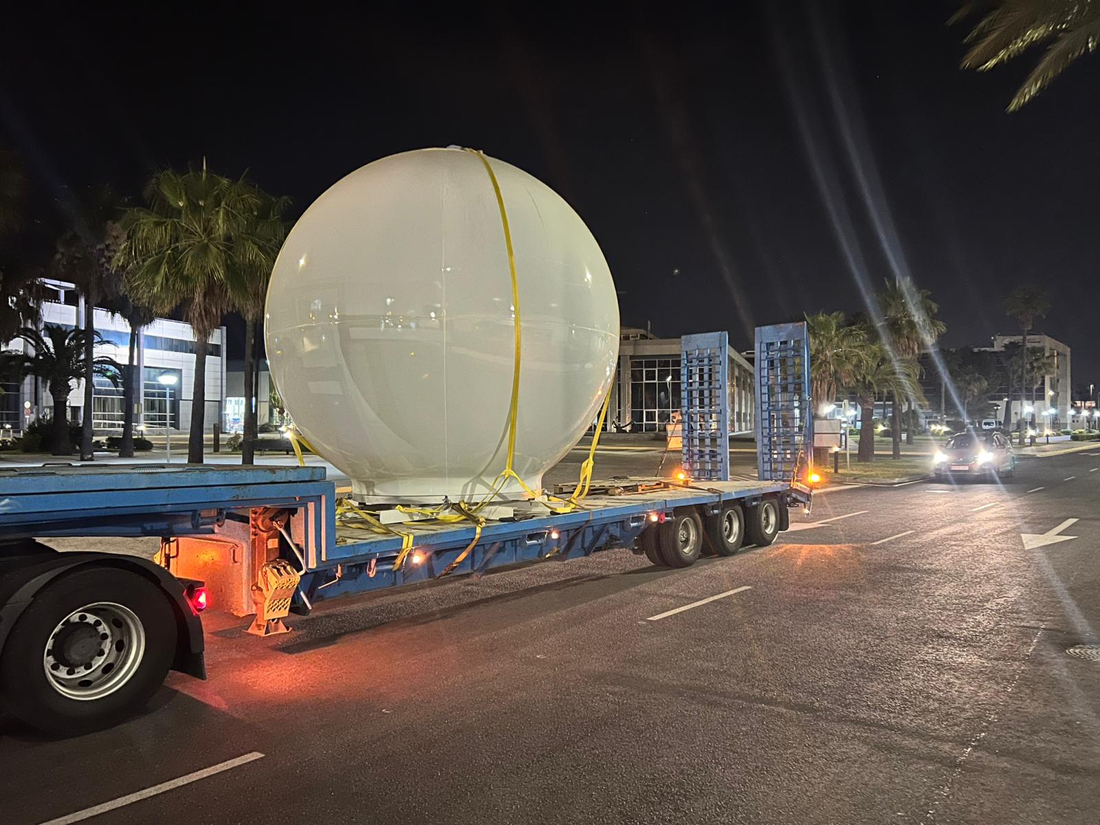Operativo especial para trasladar un satélite de crucero de grandes dimensiones en Cádiz.