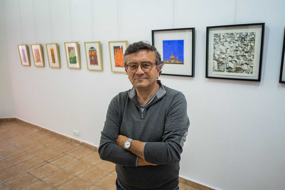 El urbanista Benito García Morán posando frente a su exposición 'Visiones de Babel'. FOTO: MANU GARCÍA. 