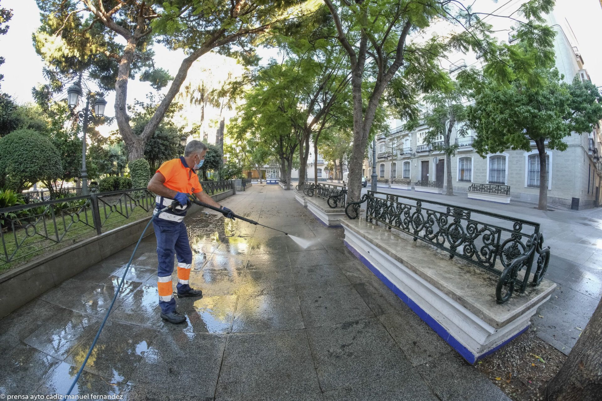 Un operario limpiando en Cádiz.  Ayto de Cádiz
