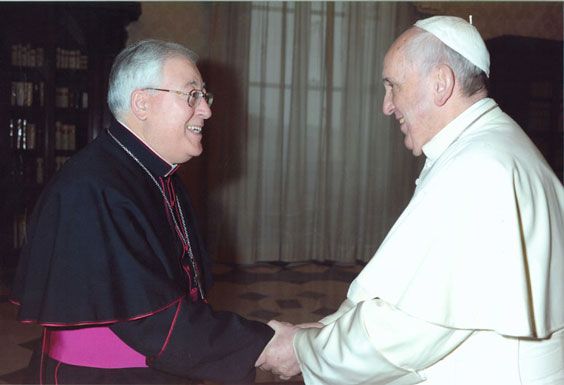 Juan Antonio Reig Pla, saludando al Papa Francisco. FOTO:  DIÓCESIS DE ALCALÁ